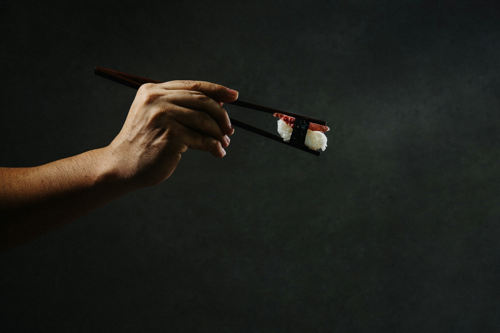 L'art du sushi : l'importance du couteau japonais pour des découpes parfaites