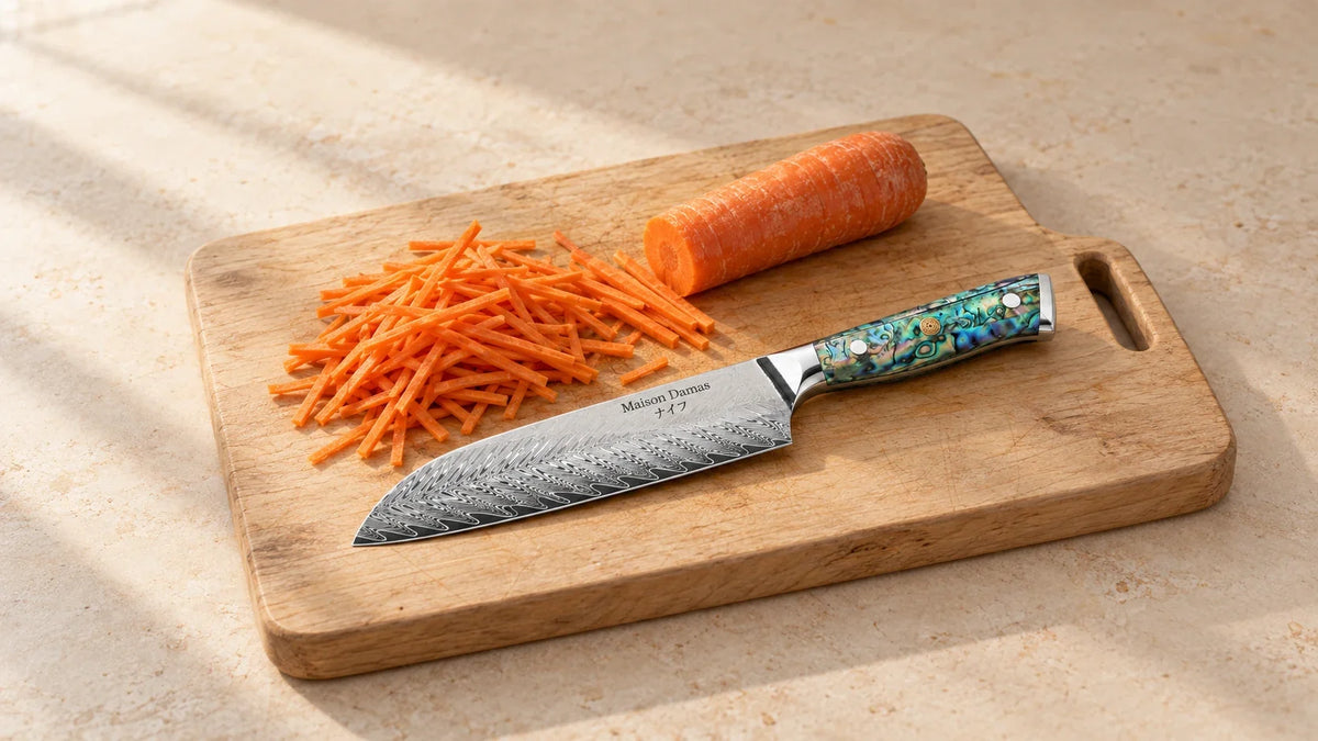 Carottes coupées en julienne sur une planche à découper avec un couteau Santoku Nagasaki Maison Damas