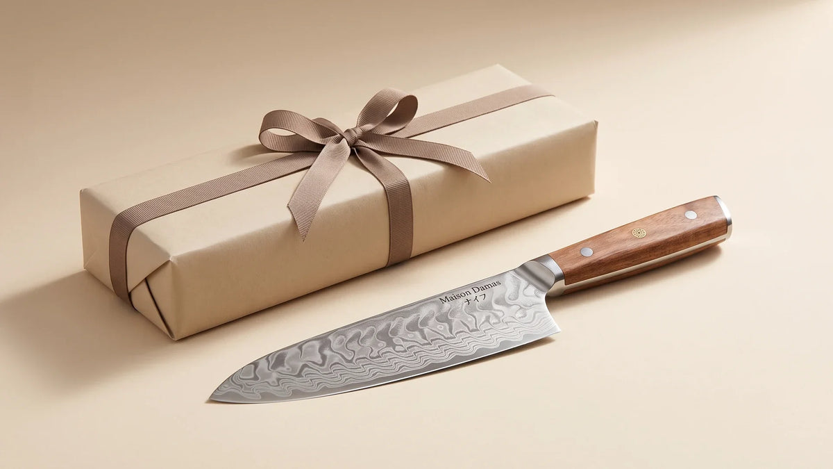 Couteau de chef Miyazaki Maison Damas à côté d’un cadeau emballé, une idée de cadeau d’anniversaire pour un homme