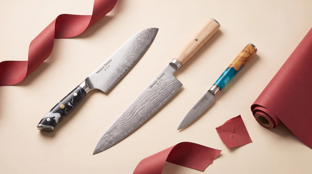 Sélection de couteaux de cuisine Maison Damas présentés avec un emballage cadeau
