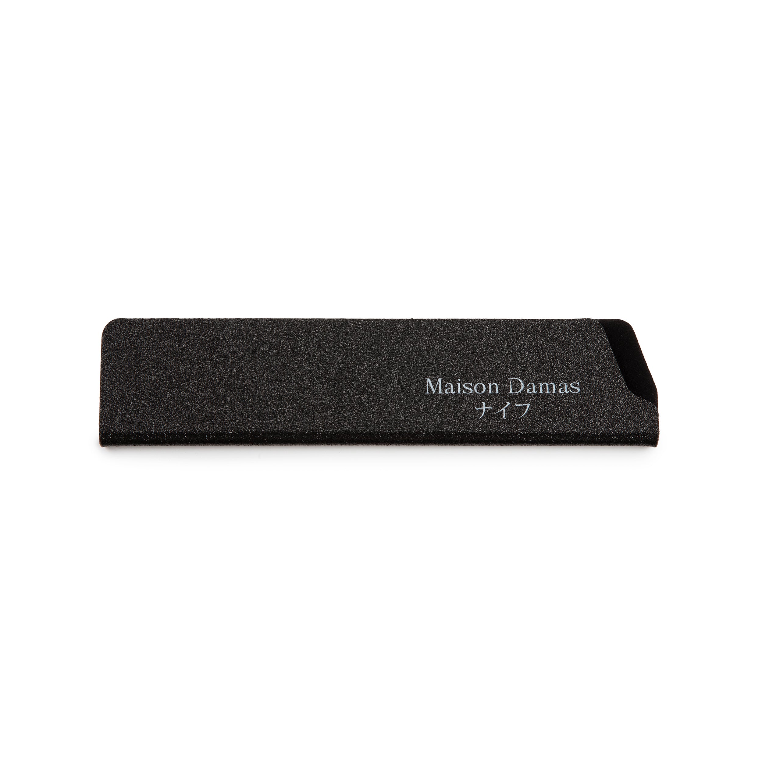 Le Protège lame 16cm de Maison Damas est un protège-couteau rectangulaire noir avec Maison Damas et caractères japonais blancs, un accessoire de cuisine indispensable pour protéger vos couteaux.