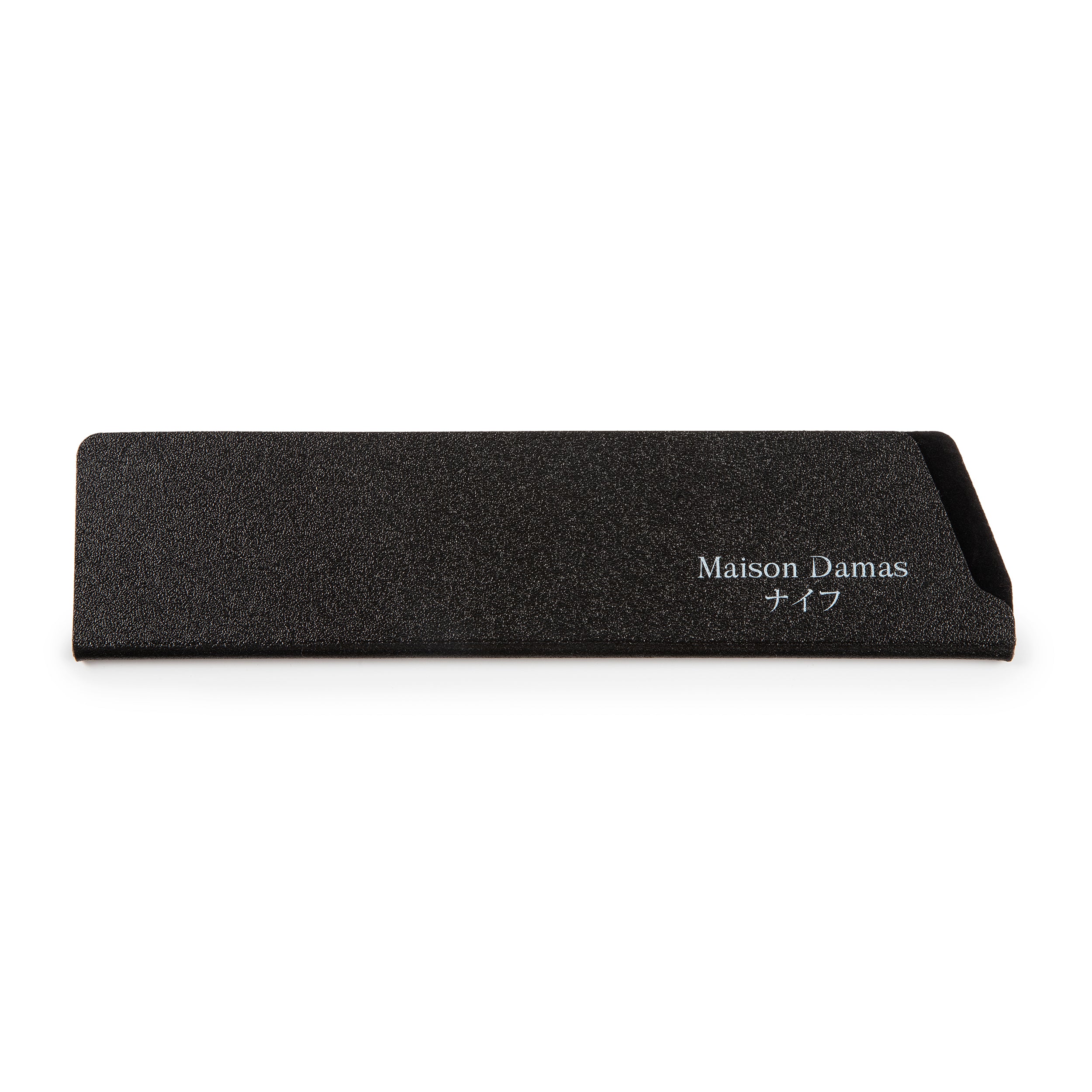 Der 25 cm lange Klingenschutz von Maison Damas ist ein rechteckiger, schwarzer, strukturierter Messerschutz mit weißem Text „Maison Damas“ und japanischer Beschriftung sowie einer Öffnung auf der rechten Seite zum Schutz der Klinge.