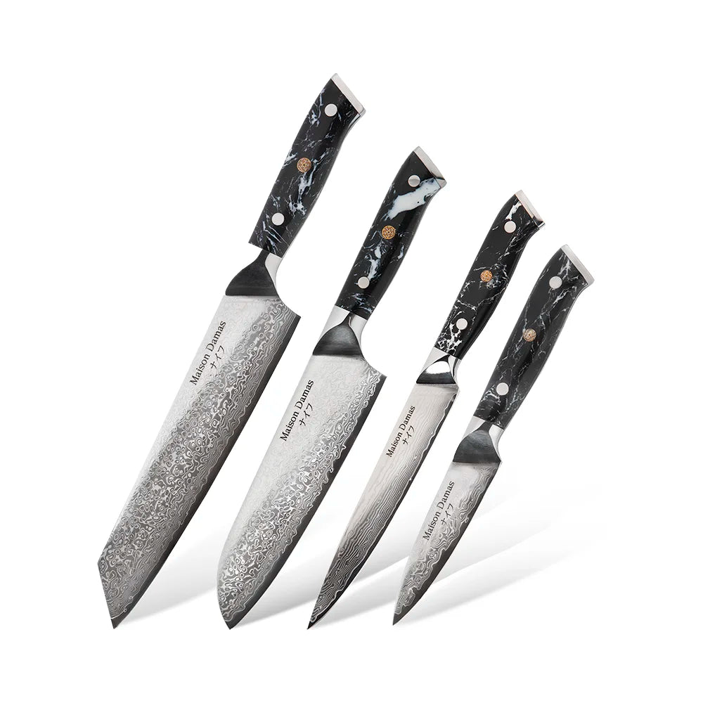 Le Set de 4 couteaux japonais - Collection Nagoya de Maison Damas comprend quatre couteaux, dont un Kiritsuke, chacun avec une lame en acier damas 67 couches et un manche noir avec des incrustations décoratives, disposés sur un fond blanc.