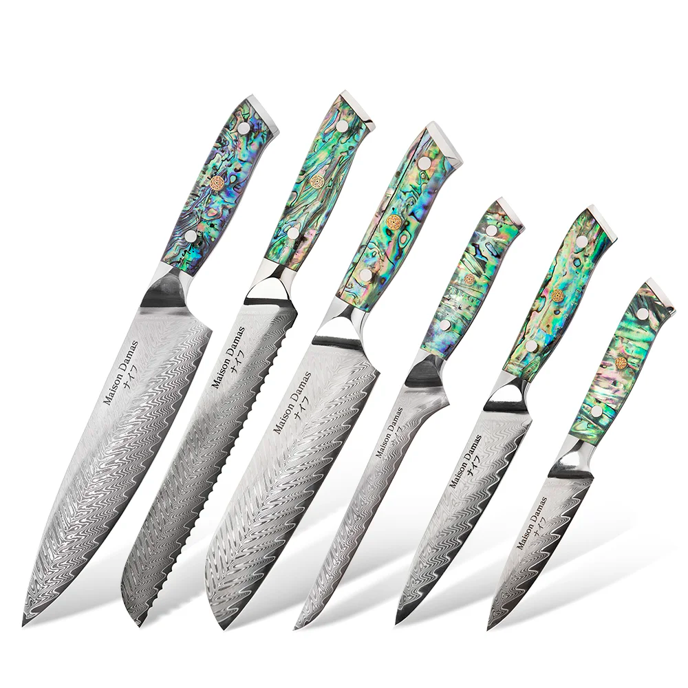 Le Set 6 couteaux japonais Collection Nagasaki de Maison Damas présente des lames argentées ultra-tranchantes décorées de motifs et des manches bleus, verts et dorés irisés, exposés debout en ligne.